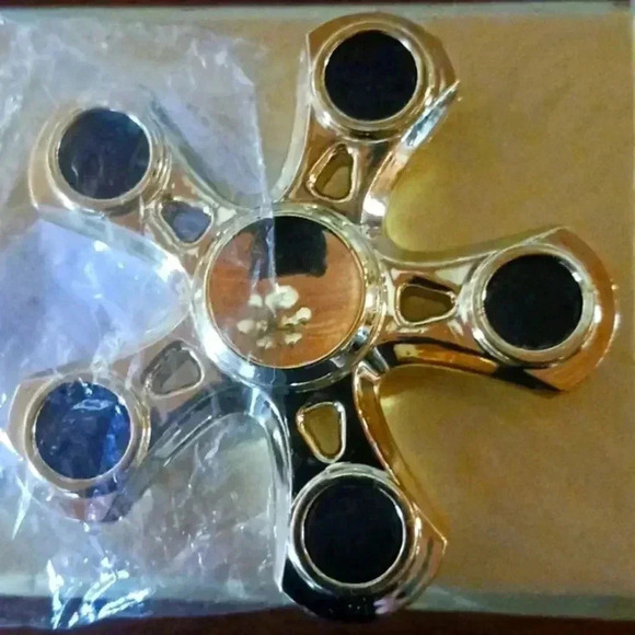 Unique gold metal fidget spinner..NWT.. - Picture 2 of 3